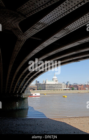 Una vista della Cattedrale di St Paul da sotto il Blackfriars Bridge di Londra, Inghilterra, Regno Unito. Foto Stock