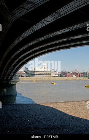 Una vista della Cattedrale di St Paul da sotto il Blackfriars Bridge di Londra, Inghilterra, Regno Unito. Foto Stock