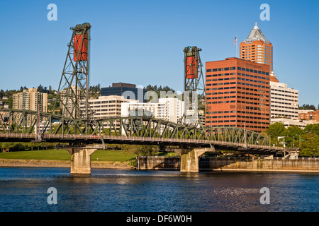 Hawthorne Bridge, Willamette del fiume e dello skyline di Portland, Oregon Foto Stock