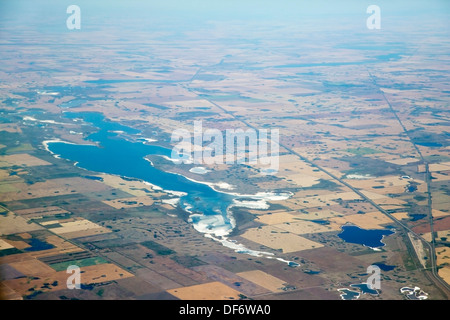 Foto aerea dei laghi salini nel paesaggio agricolo della prateria, Saskatchewan, Canada Foto Stock