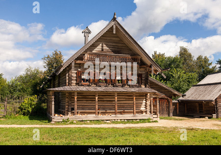 Tradizionale russo Vecchia casa in legno Foto Stock
