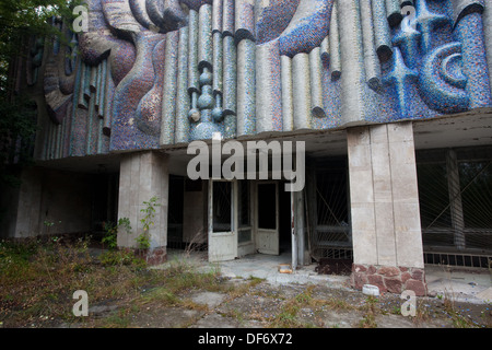 Al di fuori del cinema nella città fantasma di pripjat, Ucraina Foto Stock