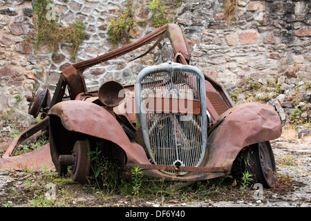 Arrugginimento auto a Oradour-sur-Glane. Il villaggio è stato distrutto il 10 giugno 1944 dai soldati tedeschi. Foto Stock