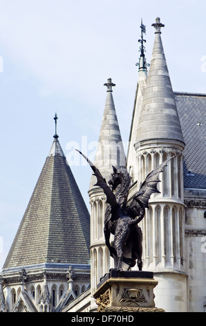 Drago araldico sulla sommità del Temple Bar marker con le torri della Royal Courts of Justice in background, London, Regno Unito Foto Stock