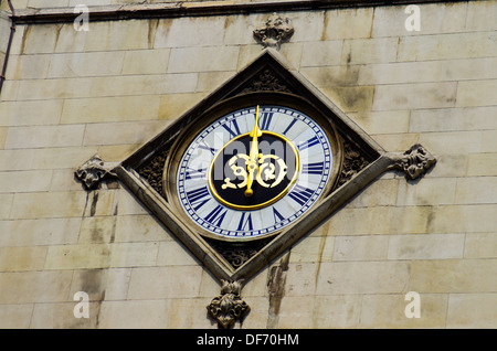 Mostra orologio mezzogiorno su itinerari segreti di palazzo ducale di San Dunstan chiesa sul Fleet Street a Londra, Regno Unito Foto Stock