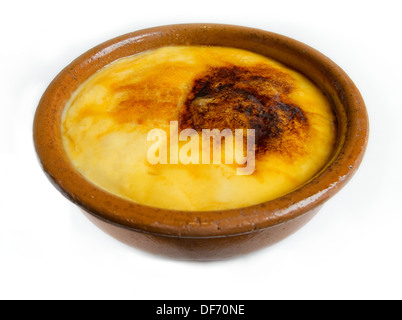 Crema Catalana o crème brûlée nel recipiente rustico. Dolce tradizionale in Francia e in Catalogna, Spagna. Foto Stock