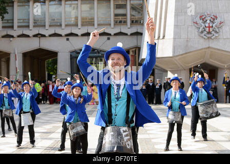 London , Regno Unito 28 Settembre 2013 : pandemonio batteristi suona presso il raccolto danza al Guildhall cantiere per la perlacea re e regine di Harvest Festival. Vedere Li / Alamy Live News Foto Stock