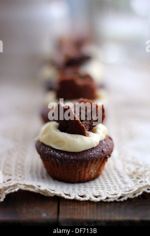 Tortini di cioccolato con crema di burro al limone glassa Foto Stock