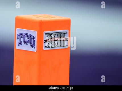 Fort Worth, TX, Stati Uniti d'America. Il 28 settembre, 2013. 28 settembre 2013: fine zona di post durante la padella di ferro gioco tra il Southern Methodist University Mustangs e la Texas Christian University cornuto rane a Amon G Carter Stadium di Fort Worth, Texas. TCU vince contro SMU, 48-17. © csm/Alamy Live News Foto Stock