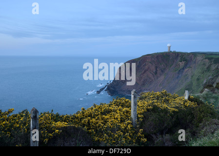 Vista verso una stazione radar a Hartland Point, North Devon, Regno Unito. Foto Stock