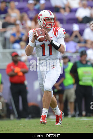 Fort Worth, TX, Stati Uniti d'America. Il 28 settembre, 2013. 28 settembre 2013: Southern Methodist Mustangs quarterback Garrett Gilbert (11) cercando il suo ricevitori durante la padella di ferro gioco tra il Southern Methodist University Mustangs e la Texas Christian University cornuto rane a Amon G Carter Stadium di Fort Worth, Texas. TCU vince contro SMU, 48-17. © csm/Alamy Live News Foto Stock