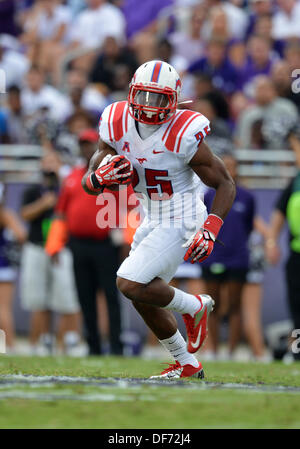 Fort Worth, TX, Stati Uniti d'America. Il 28 settembre, 2013. 28 settembre 2013: Southern Methodist Mustangs running back K.C. Nlemchi (25) porta la sfera durante la padella di ferro gioco tra il Southern Methodist University Mustangs e la Texas Christian University cornuto rane a Amon G Carter Stadium di Fort Worth, Texas. TCU vince contro SMU, 48-17. © csm/Alamy Live News Foto Stock