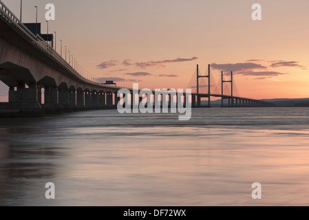 Un colorato tramonto sulla seconda Severn Crossing, portando l'autostrada M4, collegando in Inghilterra e Galles. Foto Stock