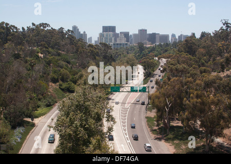 Balboa Park e sullo skyline della città visto dal cavalcavia, San Diego, CA. Foto Stock