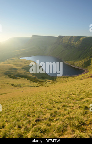 Il sir Bannau Gaer ridge con Picws Du aleggiano sopra Llyn y Fach ventola in Brecon Beacons, Galles. Foto Stock