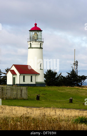 Lo storico Cape Blanco faro nautico si eleva alto in una tempesta di avvicinamento Foto Stock