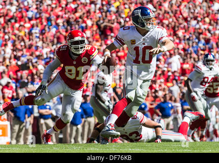 Kansas City, Missouri, Stati Uniti d'America. Il 29 settembre, 2013. Sett. 29, 2013 - Kansas City, Missouri, Stati Uniti d'America - 29 Settembre 2103: Kansas City Chiefs fuori linebacker Tamba Hali (91) pressioni New York Giants quarterback Eli Manning (10) durante il gioco di NFL tra New York Giants e il Kansas City Chiefs Ad Arrowhead Stadium di Kansas City, MO. I capi sconfitti i giganti 31-7. © csm/Alamy Live News Foto Stock