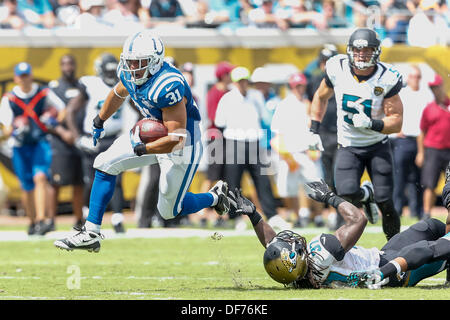 Jacksonville, Florida, Stati Uniti d'America. Il 29 settembre, 2013. Settembre 29, 2013: Indianapolis Colts running back Donald marrone (31) salta di Jacksonville Jaguars strong safety John Cyprien (37) durante la partita tra la Indianapolis Colts e Jacksonville Jaguars al campo EverBank. © csm/Alamy Live News Foto Stock