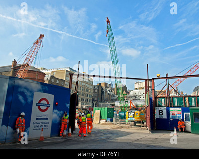 Operai a Crossrail sito in costruzione, Tottenham Court Road, St Giles Circus, London, England, Regno Unito Foto Stock