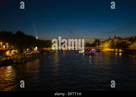 Senna su una chiara estate della notte, guardando verso la Torre Eiffel, Parigi, Francia Foto Stock