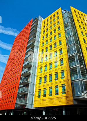 Facciata di Central Saint Giles, progettato dall'architetto italiano Renzo Piano, Giles High Street, London, England, Regno Unito Foto Stock