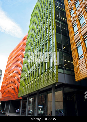 Facciata di Central Saint Giles, progettato dall'architetto italiano Renzo Piano, Giles High Street, London, England, Regno Unito Foto Stock