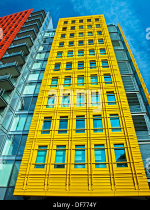 Facciata di Central Saint Giles, progettato dall'architetto italiano Renzo Piano, Giles High Street, London, England, Regno Unito Foto Stock