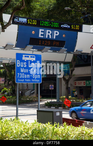 ERP installazione di pedaggio Singapore Asia città denaro interno di pagamento automatico auto automobili guadagnare traffico imposte statali passano passante Foto Stock