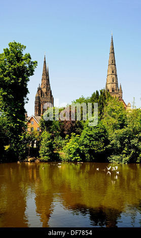 Vista della cattedrale attraverso minster piscina, lichfield, Staffordshire, Inghilterra, l'Europa occidentale. Foto Stock