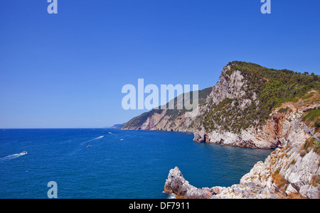 Vista estiva della costa della Riviera Italiana vicino a Portovenere città. Provincia della Spezia, Liguria, Italia Foto Stock