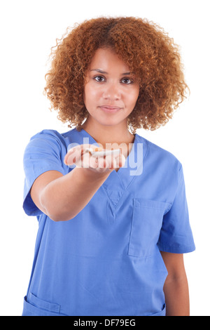 African American nurse tenendo la rottura di una sigaretta, isolati su sfondo bianco - nero di persone Foto Stock