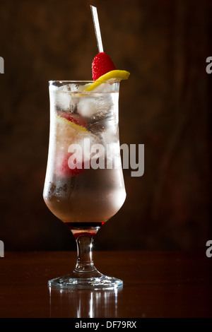 Limonata al lampone servita in un calice su una barra scura Foto Stock