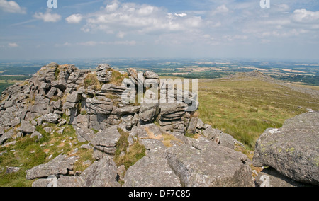 Attraente paesaggio su Belstone Tor, Dartmoor, guardando a nord Foto Stock