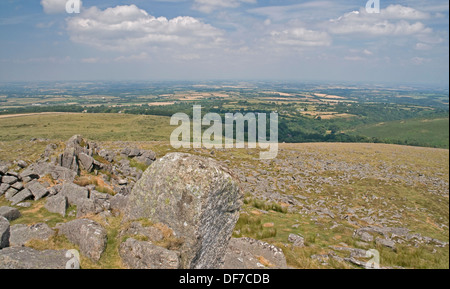 Attraente paesaggio su Belstone Tor, Dartmoor, guardando a nord Foto Stock