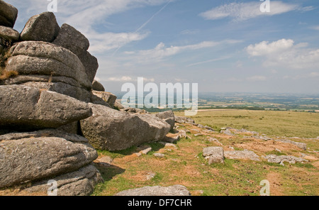 Attraente paesaggio su Belstone Tor, Dartmoor, guardando a nord Foto Stock