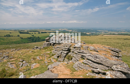 Attraente paesaggio su Belstone Tor, Dartmoor, guardando verso nord-ovest Foto Stock