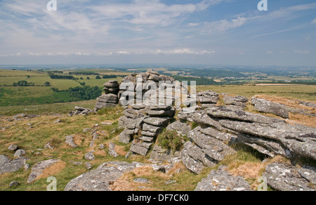 Attraente paesaggio su Belstone Tor, Dartmoor, guardando verso nord-ovest Foto Stock