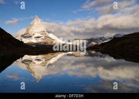 Monte Cervino si riflette nel lago Riffelsee, Zermatt, Vallese, Svizzera Foto Stock