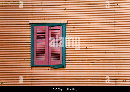 Persiane chiuse in un ferro corrugato facciata, La Boca, Buenos Aires, Provincia di Buenos Aires, Argentina Foto Stock