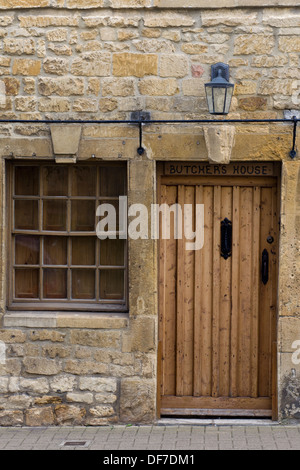 I macellai casa cottage in pietra nella piccola città mercato di Chipping Campden Cotswold district of Gloucestershire, Inghilterra Foto Stock