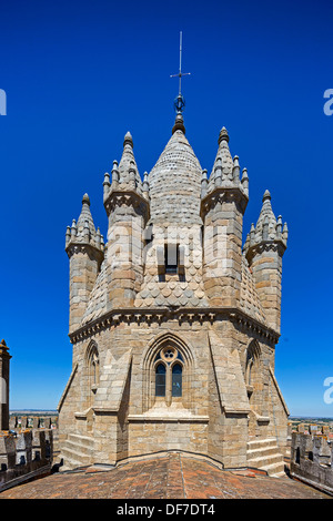 La torre della Cattedrale Basilica di Sé de Nossa Senhora da Assunção, Catedral de Évora, Évora, distretto di Évora, Portogallo Foto Stock