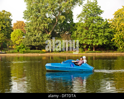 Matura in pedale barca sul fiume a serpentina, Hyde Park, London, England, Regno Unito Foto Stock