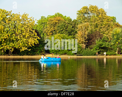 Pedale barca sul fiume a serpentina, Hyde Park, London, England, Regno Unito Foto Stock