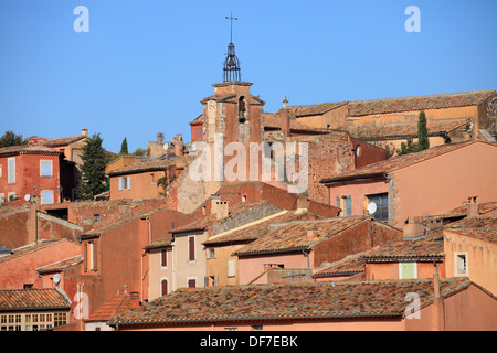 Il villaggio di Roussillon con le spettacolari cave di ocra nella Vaucluse Provence. Foto Stock