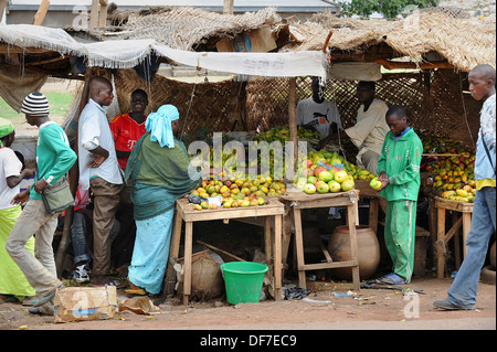 Stallo con la frutta e le verdure su una strada transitabile, Garoua, Regione Nord, Camerun Foto Stock