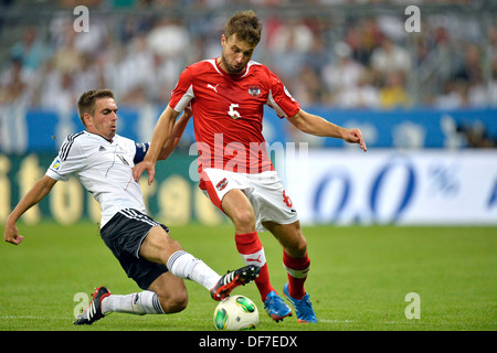 Duello tra la DFB giocatore nazionale Philipp Lahm, sinistra e Andreas Ivanschitz, AUT, destra, Monaco di Baviera, Germania Foto Stock