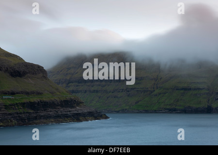 Basso appeso nuvole sopra un fiordo, Streymoy, Isole Faerøer, Danimarca Foto Stock
