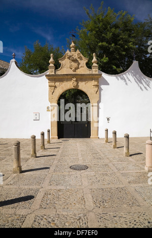 Cancello di ingresso e la parete della plaza de toros di Ronda, Ronda, provincia di Malaga, Andalusia, Spagna Foto Stock