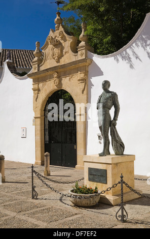 Antonio Ordonez statua accanto alla plaza de toros di Ronda, Ronda, provincia di Malaga, Andalusia, Spagna Foto Stock