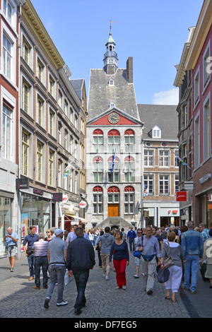 Maastricht City Grote Staat via dello shopping storico edificio Dinghuis e orologio 2013 era l'ufficio informazioni turistiche Limburgo, Paesi Bassi Europa Foto Stock